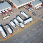 Baza transportowa z zaparkowanymi ciężarówkami i infrastrukturą techniczną